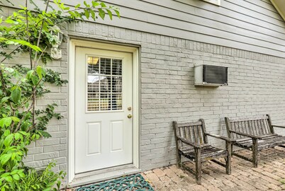 < 1 Mi to Kyle Field: Cozy Studio w/ Outdoor Space