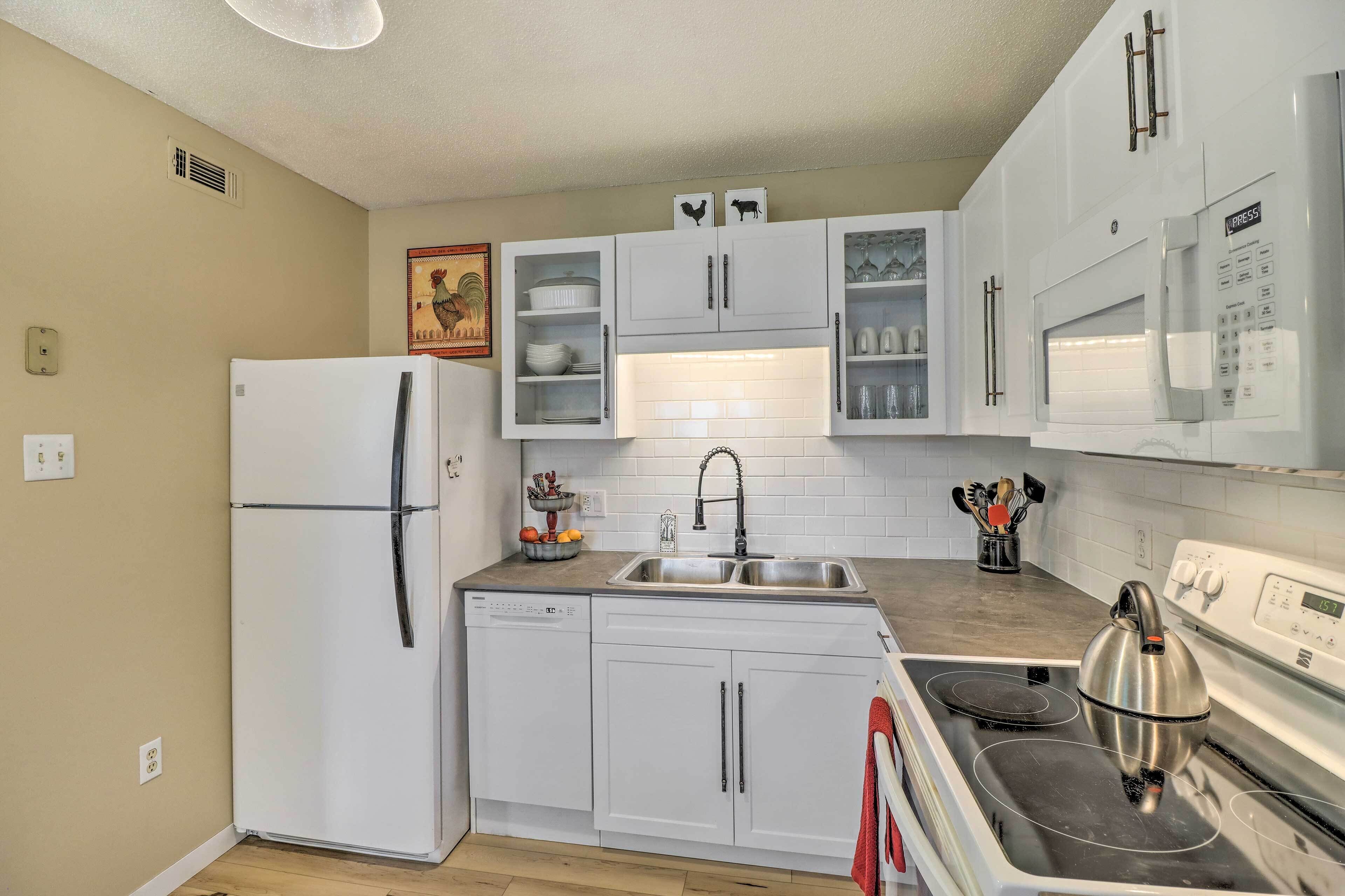 Coffee/tea maker, fridge, microwave, stovetop
