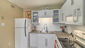Coffee/tea maker, fridge, microwave, stovetop
