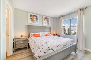 2 bedrooms, iron/ironing board, WiFi, bed sheets - Fabulous Resort Condo with Heated Pool! (Orange County)