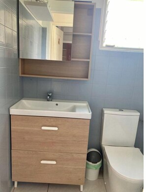 Een douche, een haardroger, handdoeken, toiletpapier