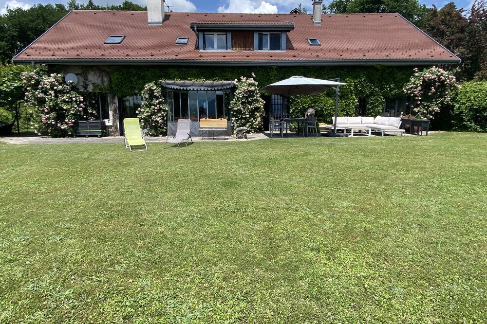 Renovated farmhouse with panoramic view on the lake and the mountains