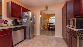 KylskÄp, mikrovÄgsugn, ugn och spishÀll