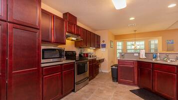 KylskÄp, mikrovÄgsugn, ugn och spishÀll