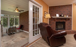 Smart TV, fireplace, DVD player, offices - Luxury Executive Home • Perfect for Groups (Pace)