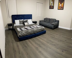 4 bedrooms, iron/ironing board, WiFi, bed sheets