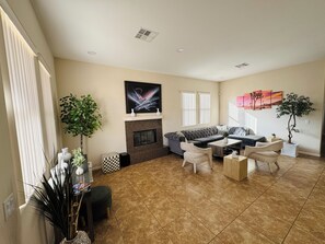 Smart TV, chimenea, futbolito