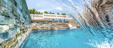 Una piscina al aire libre, una piscina climatizada