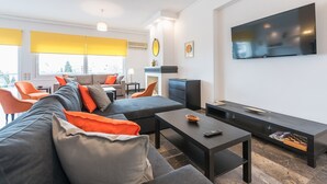 Una sala de estar moderna con un sofá, una mesa de centro y un televisor.