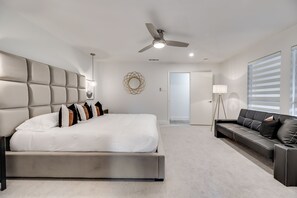 4 bedrooms, desk, iron/ironing board, travel crib - Lux Pool Oasis, FIFA stay- 30 mins to AT&T, Sleeps 12, Hot Tub, Firepit (Dallas)