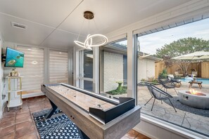 Games room - Lux Pool Oasis, FIFA stay- 25 mins to AT&T, Sleeps 12, Hot Tub, Firepit (Dallas)