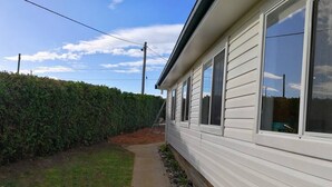 Property grounds - Fun Family House King Island (Currie)