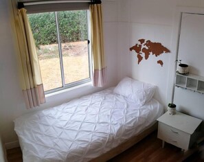 4 bedrooms, iron/ironing board, WiFi, bed sheets - Fun Family House King Island (Currie)