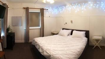 4 bedrooms, iron/ironing board, bed sheets