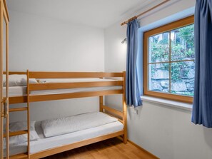 4 bedrooms, iron/ironing board, free WiFi