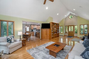 Smart TV, fireplace, books - Glen Arbor Getaway • Brand New Air Conditioning! • Dog Friendly! (Glen Arbor)