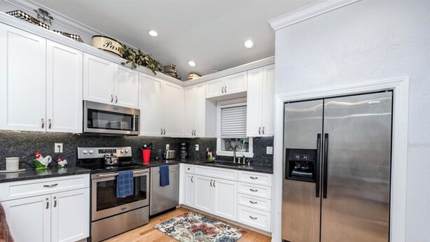 Coffee/tea maker, fridge, microwave, oven - Downtown Dunedin Cozy 1 bedroom Cottage (Dunedin)