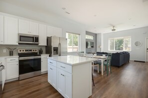 冷蔵庫、電子レンジ、オーブン、コンロ