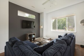 Smart TV - Modern Black Mtn Townhome w River Access 15 mi>AVL (Black Mountain)