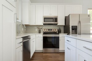 冷蔵庫、電子レンジ、オーブン、コンロ