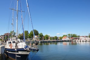 A harbor with boats docked, a clear sky, and buildings in the background. - Near the marina, balcony, private sauna - Alte Fischfabrik Lauterbach, Vacation Apartment No. 10 (Putbus)