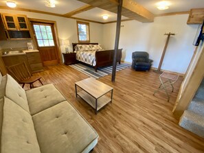 4 bedrooms, iron/ironing board, travel cot, WiFi - Pets/Kids love the Jacuzzi @ Large Lakeside Cabin (Talladega)