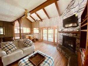 Smart TV, chimenea y futbolito