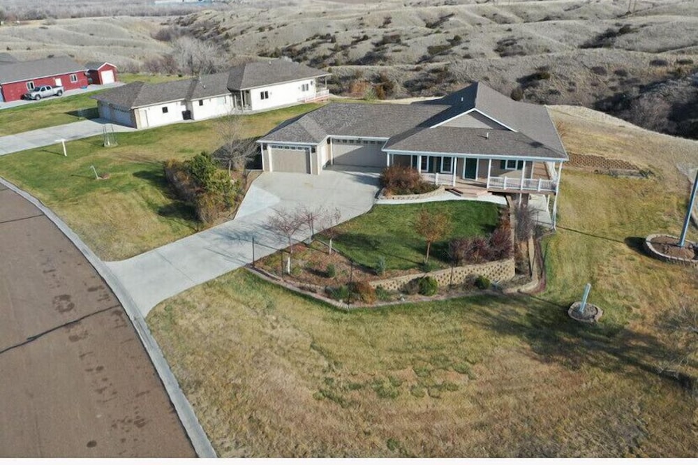 SPORTSMAN'S PARADISE, 5 Bedroom Home in Fort Peck, Montana