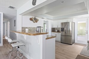 Fridge, microwave, stovetop, dishwasher - Glam's Guest House in Palm Beach Gardens (Palm Beach Gardens)