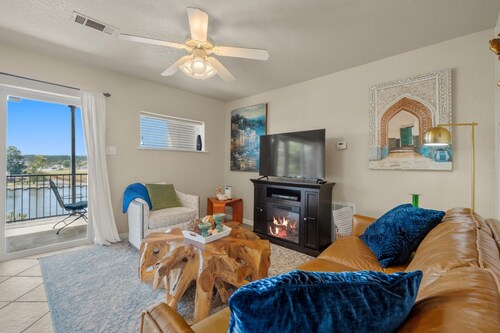 Ember’s View, Spa City Jewel- Lovely Lake Condo