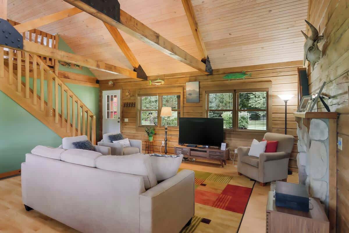 TV, fireplace