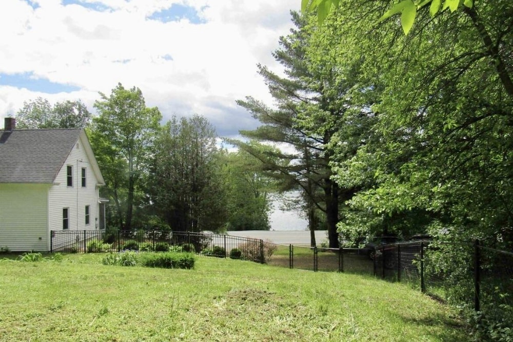 Beautiful cape with private lake access