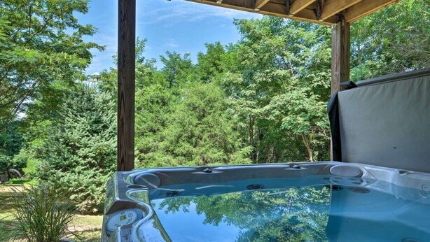 A hot tub with a clear view of the surrounding trees and a wooden pergola overhead. - Tranquil mountainhouse w/hot tub, super close to trails & wineries- pet friendly (Linden)