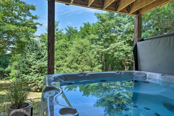 Outdoor spa tub - Tranquil mountainhouse w/hot tub, super close to trails & wineries- pet friendly (Linden)
