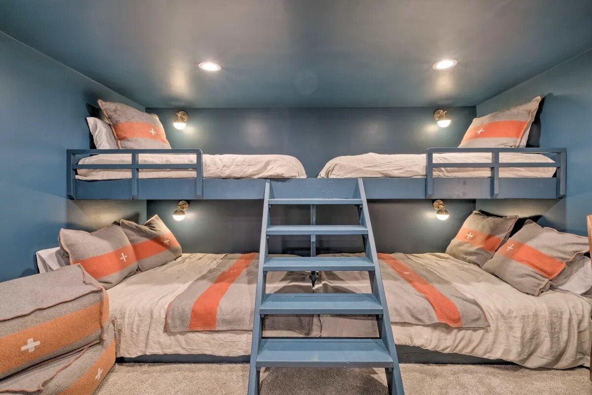 Tranquil mountainhouse w/hot tub, super close to trails & wineries- pet friendly