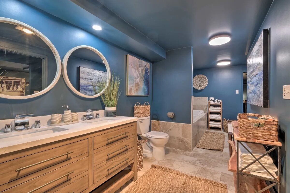 Tranquil mountainhouse w/hot tub, super close to trails & wineries- pet friendly