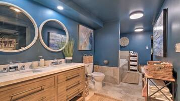 Tina con regadera, secadora de cabello, toallas, jabón