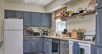 Tranquil mountainhouse w/hot tub, super close to trails & wineries- pet friendly