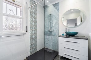 Shower, hair dryer, towels
