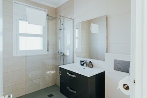 Een douche, een haardroger, handdoeken