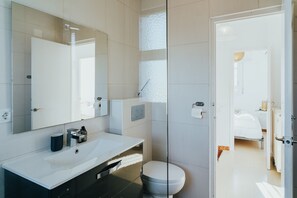 Douche, sèche-cheveux, serviettes fournies