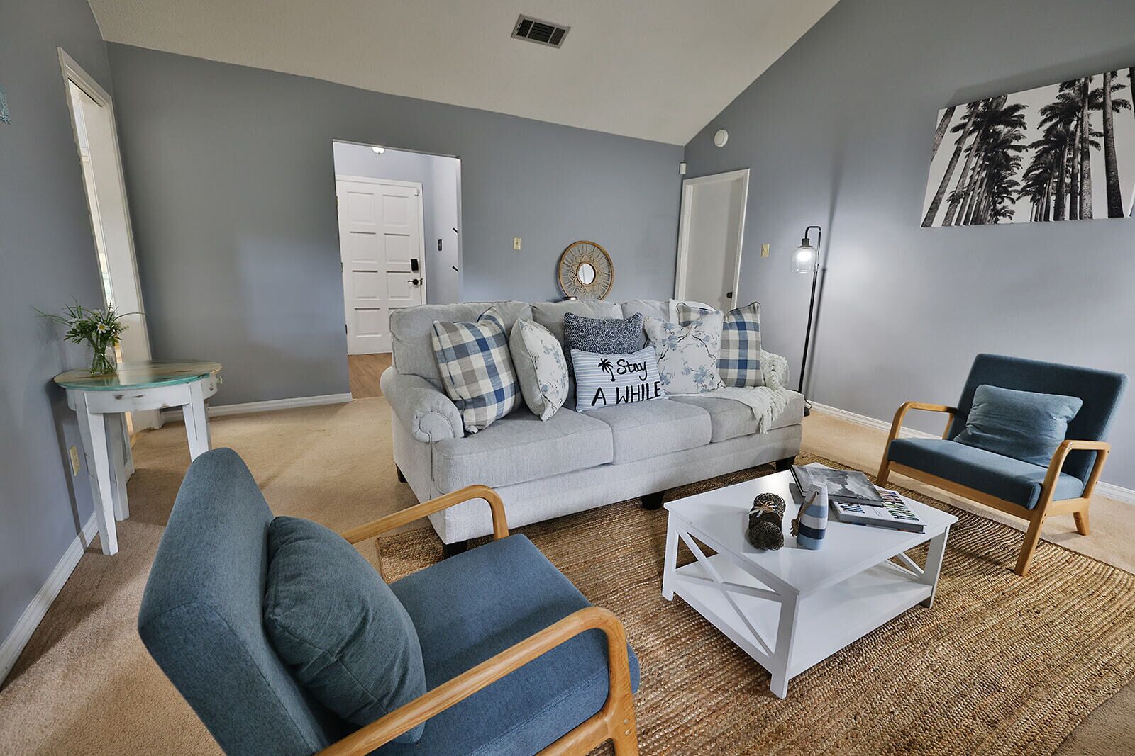 Vibrant King Bed Suite Getaway, Custom Mural, Fast Wi-Fi, Close to Beach!