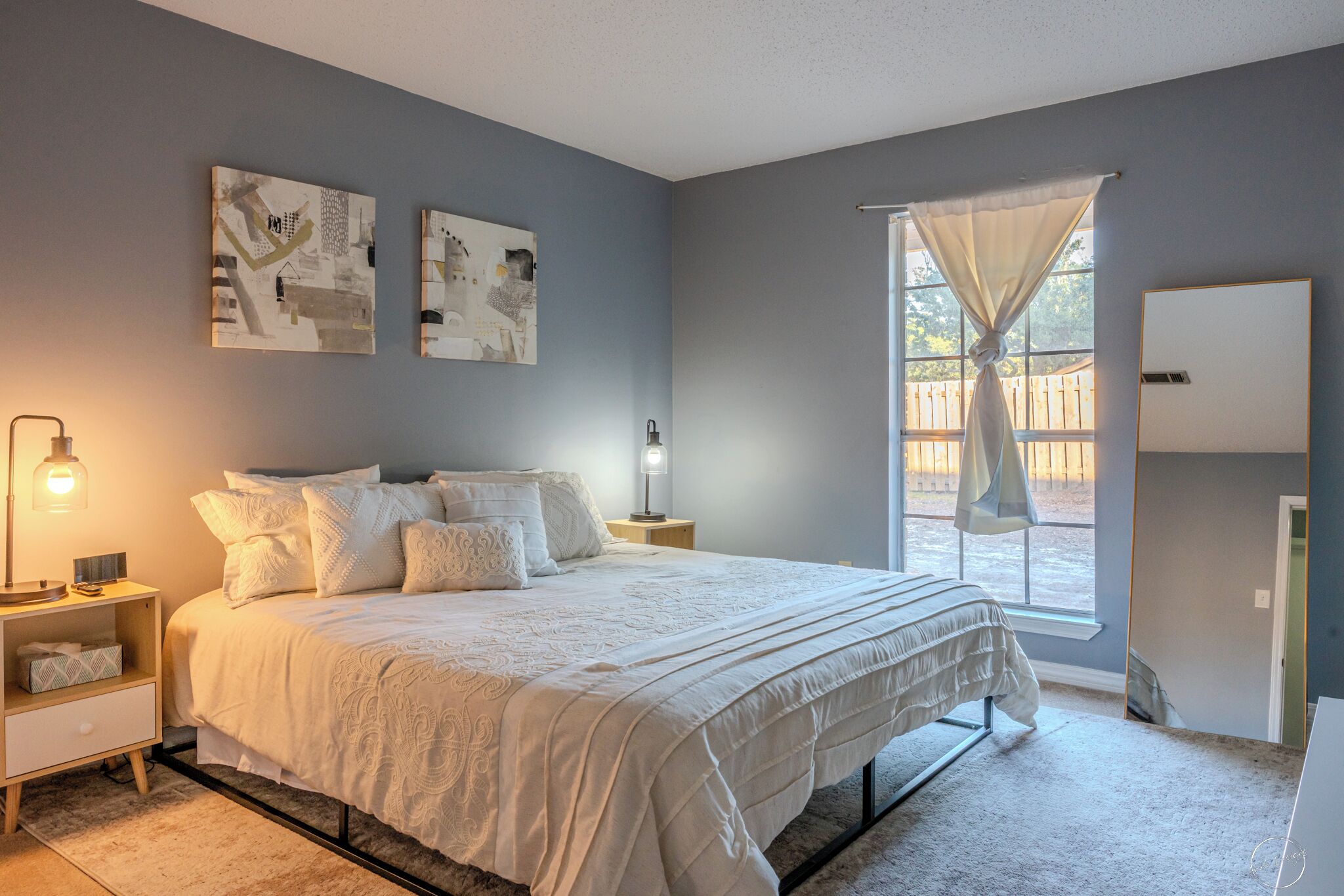 4 quartos, escrivaninha, ferros/tábuas de passar roupa