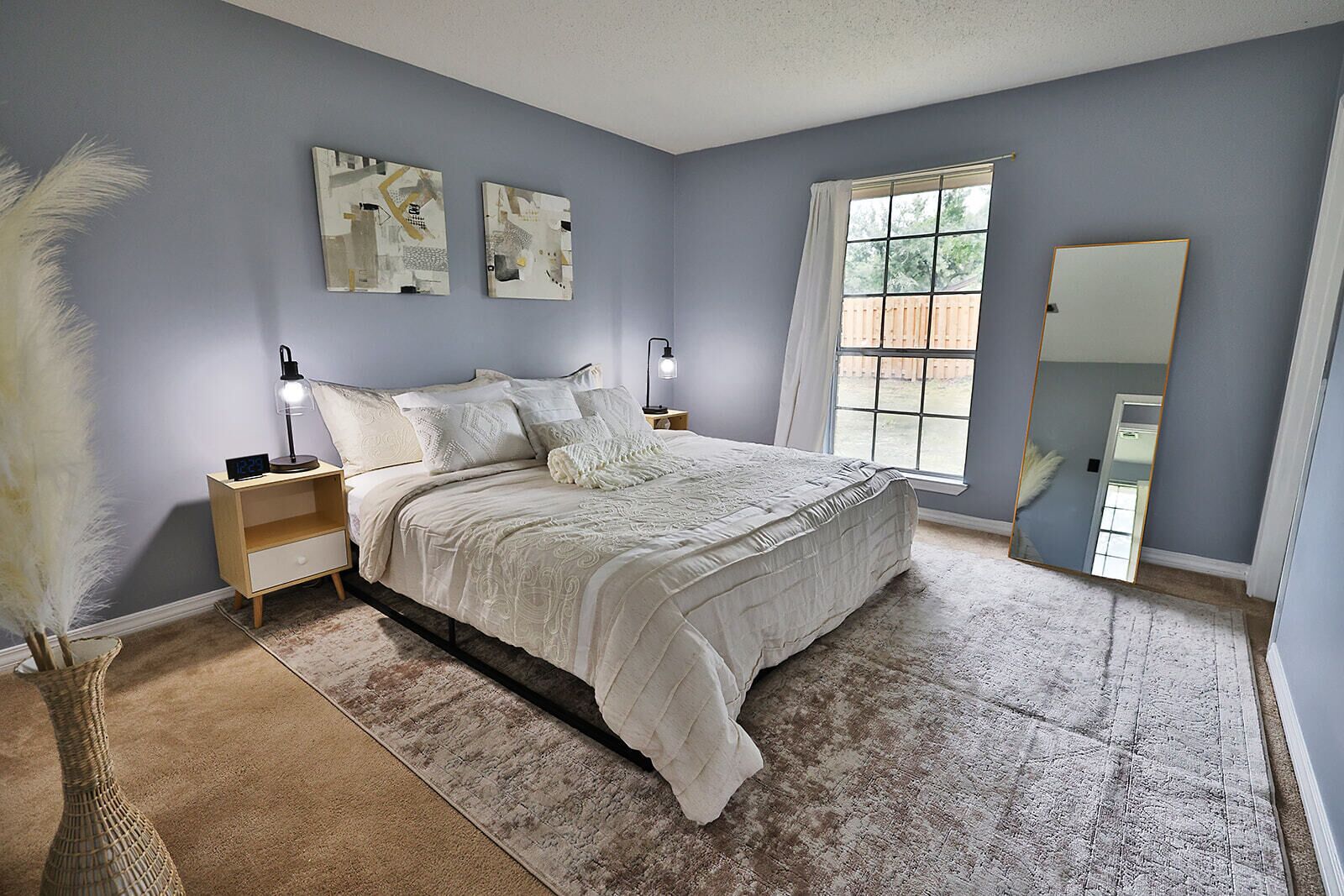 Vibrant King Bed Suite Getaway, Custom Mural, Fast Wi-Fi, Close to Beach!