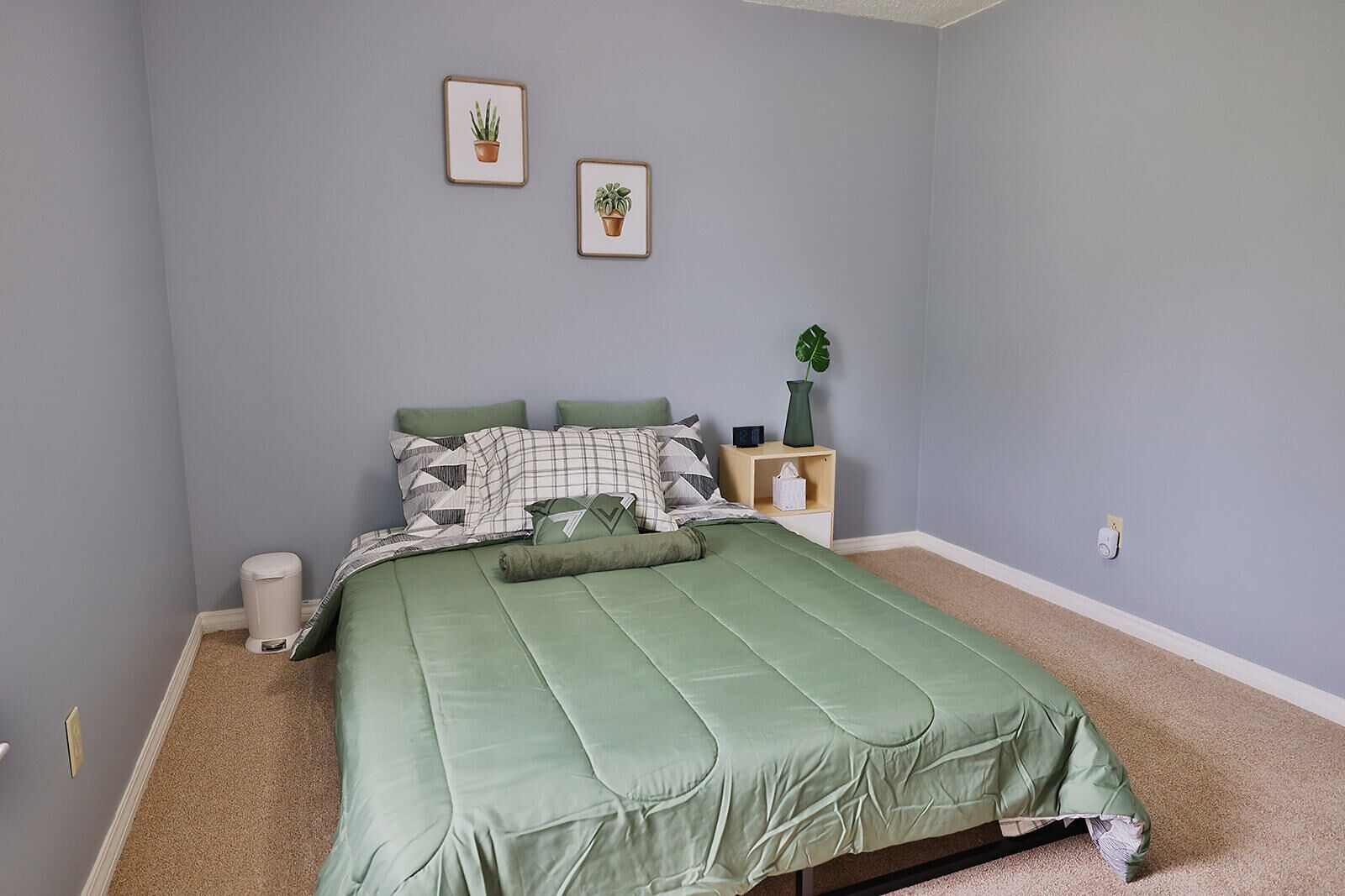 Vibrant King Bed Suite Getaway, Custom Mural, Fast Wi-Fi, Close to Beach!