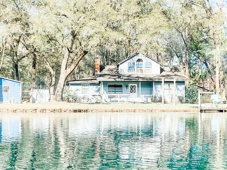 Extérieur. Beautiful 2 story house overlooking the water. Has arcade & Close to the springs