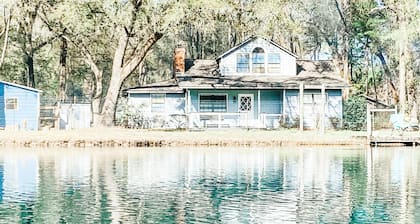 Beautiful 2 story house overlooking the water. Has arcade & Close to the springs