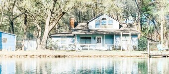 Beautiful 2 story house overlooking the water. Has arcade & Close to the springs