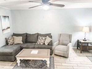 Una Smart TV, videojuegos, un reproductor de DVD, libros