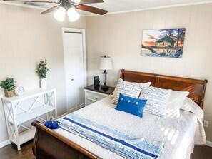 3 dormitorios, tabla de planchar con plancha, cuna de viaje